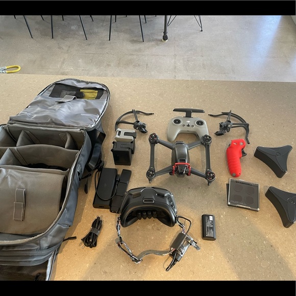 DJI FPV Fly More Combo Plus - Picture 3 of 7